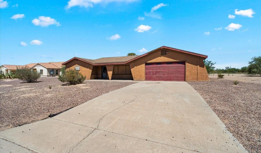 15047 S MOON VALLEY Rd, Arizona City, AZ 85123 - 3 Beds, 2 Bath