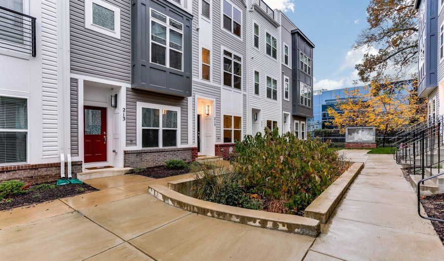 215 WESLEY BROWN Ln, Annapolis, MD 21401 - 3 Beds, 5 Bath