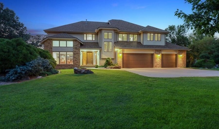 32335 Wildwood Dr, Adel, IA 50003 - 5 Beds, 4 Bath
