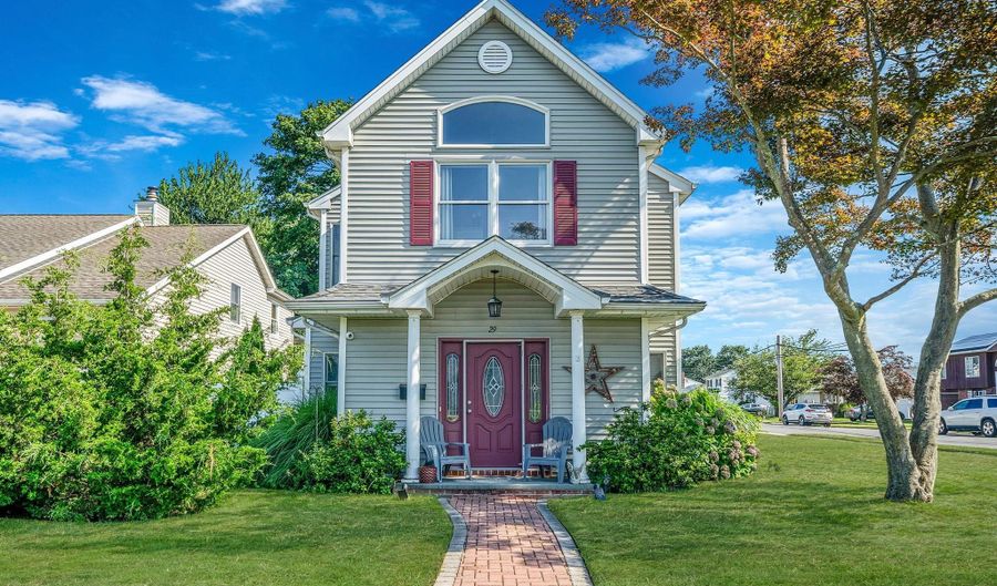 29 North Plz, Amity Harbor, NY 11701 - 3 Beds, 2 Bath