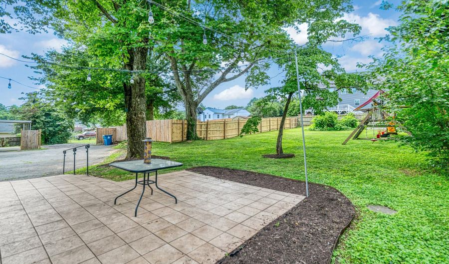 6437 HOLYOKE Dr, Annandale, VA 22003 - 3 Beds, 2 Bath