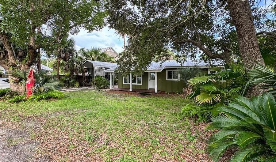 222 Ave D, Apalachicola, FL 32320 - 2 Beds, 2 Bath