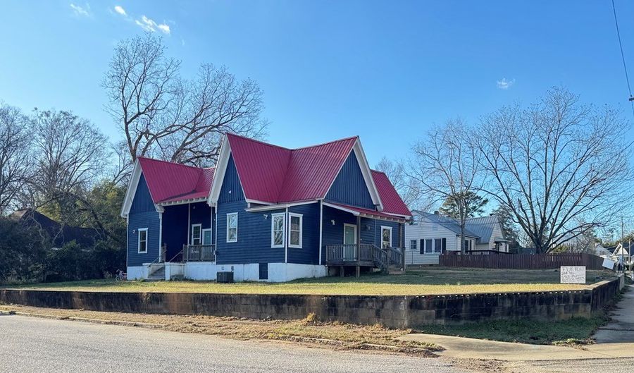 401 CHESTNUT St, Abbeville, SC 29620 - 5 Beds, 3 Bath