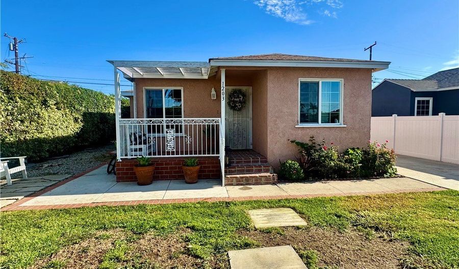 1203 W 134th Pl, Compton, CA 90222 - 4 Beds, 2 Bath
