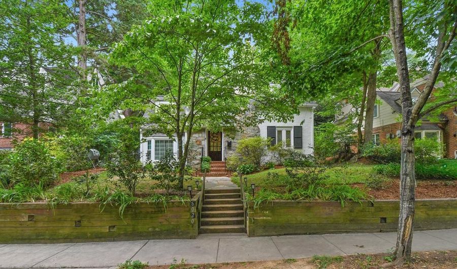 6020 BROAD St, Bethesda, MD 20816 - 2 Beds, 2 Bath
