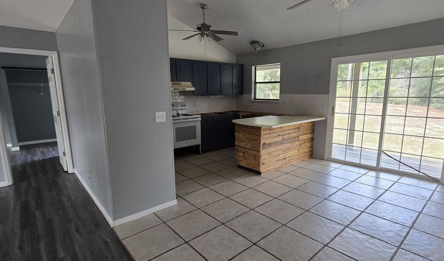 632 Carver Cir, Alford, FL 32420 - 2 Beds, 2 Bath