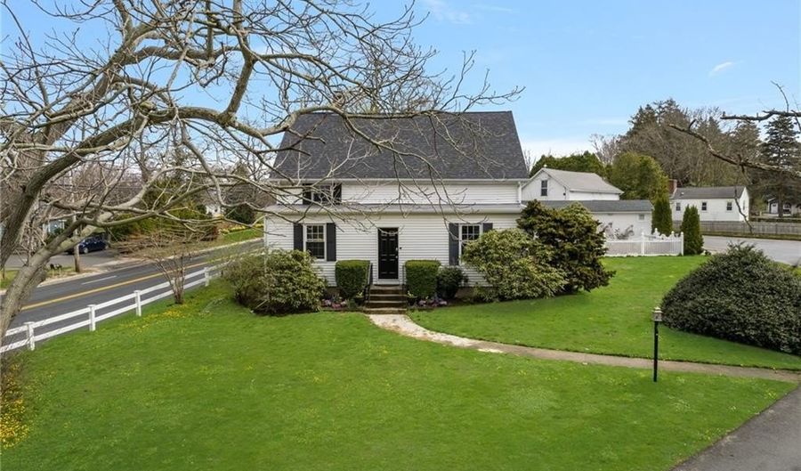 599 E Main Rd, Middletown, RI 02842 - 3 Beds, 2 Bath