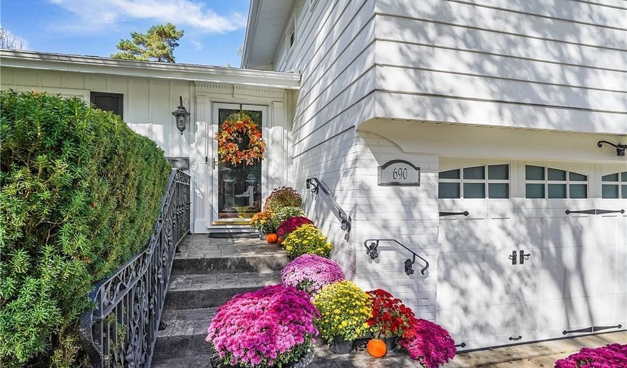 690 Garnette Rd, Akron, OH 44313 - 3 Beds, 3 Bath