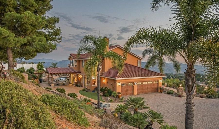 15718 Creek Hills Rd, El Cajon, CA 92021 - 4 Beds, 4 Bath