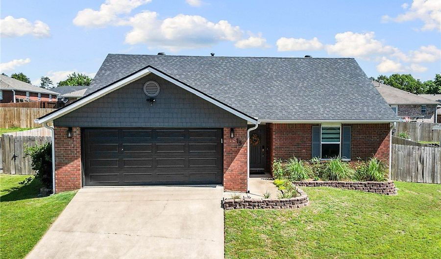 13 Greenridge Ln, Bentonville, AR 72712 - 3 Beds, 2 Bath