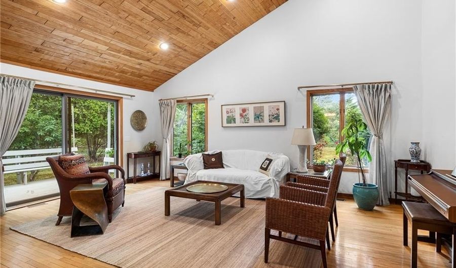 38 River Run, East Greenwich, RI 02818 - 4 Beds, 3 Bath
