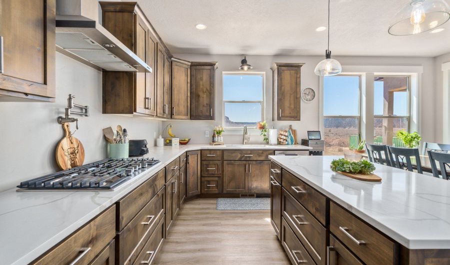 1061 W SMITHSONIAN, Apple Valley, UT 84737 - 7 Beds, 5 Bath