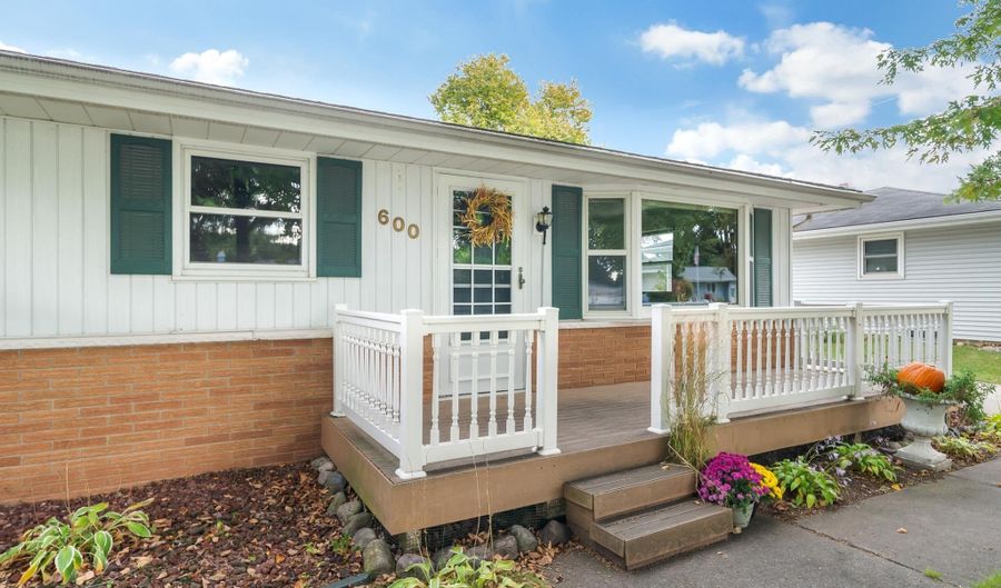 600 S THEODORE St, Appleton, WI 54915 - 3 Beds, 1 Bath
