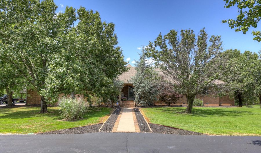 1426 E State Line Rd, Baxter Springs, KS 66713 - 4 Beds, 4 Bath