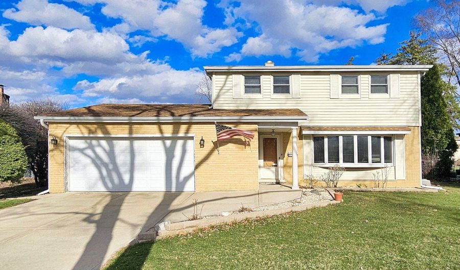 357 N PIONEER Dr, Addison, IL 60101 - 4 Beds, 2 Bath