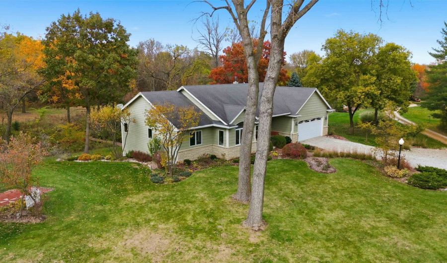 30337 Kasten Ridge Ln, Adel, IA 50003 - 3 Beds, 3 Bath