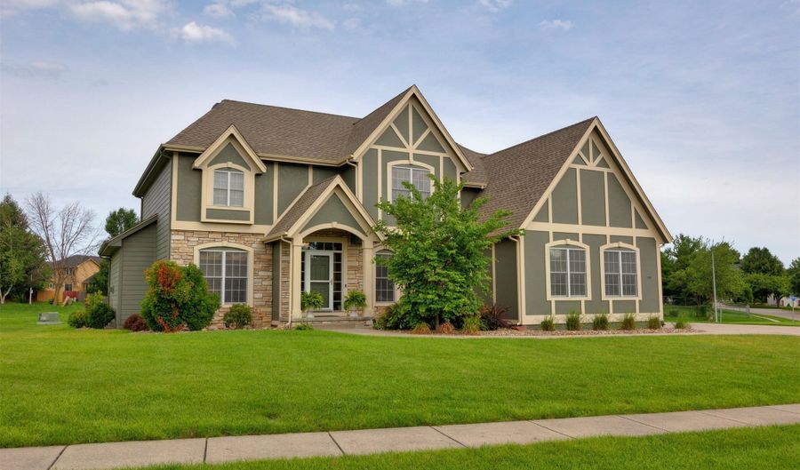106 SW Stonegate Dr, Ankeny, IA 50023 - 4 Beds, 5 Bath