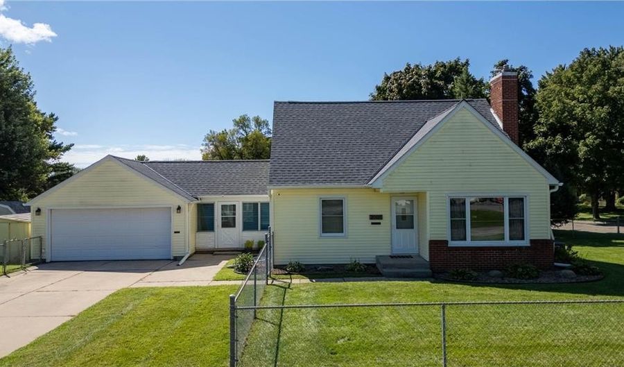2009 W Oakland Ave, Austin, MN 55912 - 3 Beds, 3 Bath
