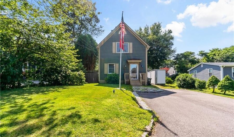 33 Wapping Dr, Bristol, RI 02809 - 3 Beds, 2 Bath