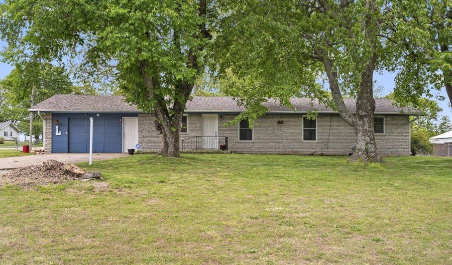 2875 S Madison Ave, Aurora, MO 65605 - 3 Beds, 2 Bath