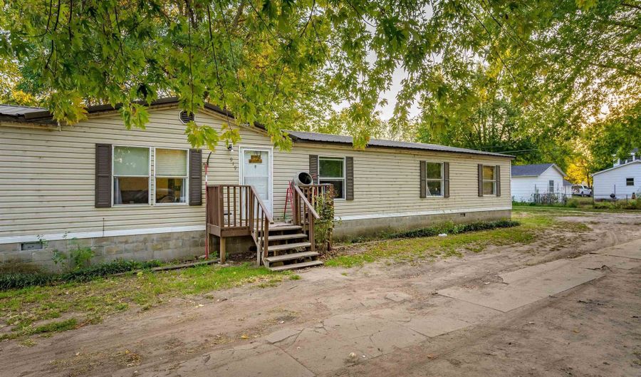 919 E Polk Ave, Arkansas City, KS 67005 - 5 Beds, 3 Bath