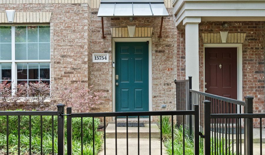 15754 Quorum Dr 13, Addison, TX 75001 - 2 Beds, 3 Bath