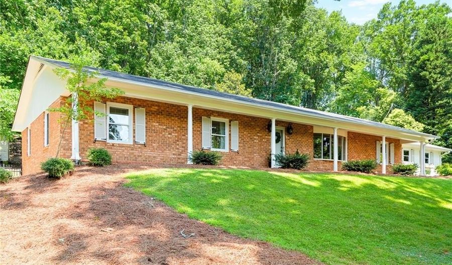 1011 Westmont Dr, Asheboro, NC 27205 - 5 Beds, 3 Bath