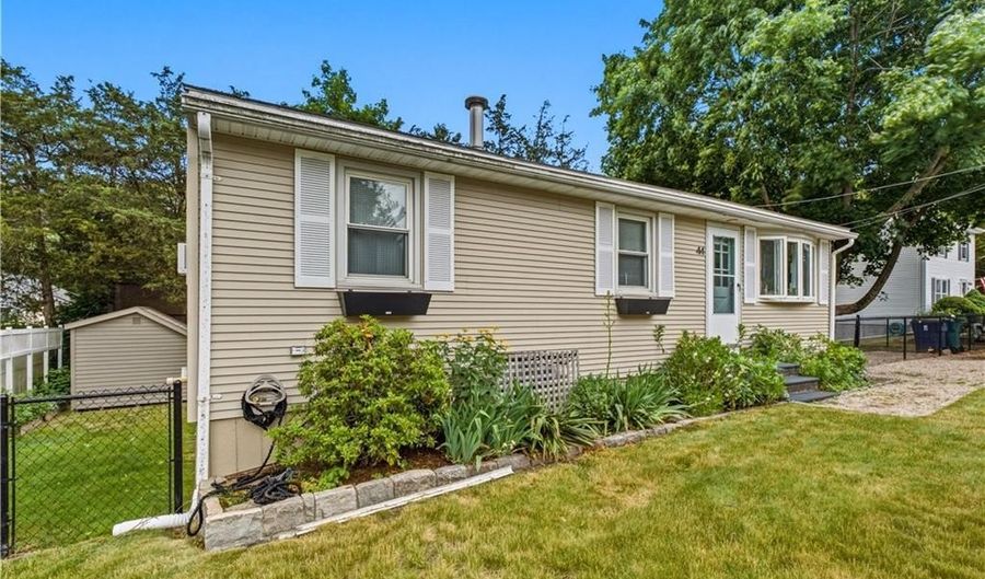 44 Highbank Ave, North Kingstown, RI 02852 - 3 Beds, 2 Bath