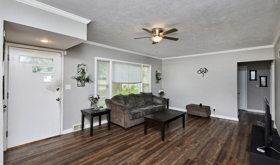 3944 42nd St, Des Moines, IA 50310 - 3 Beds, 2 Bath