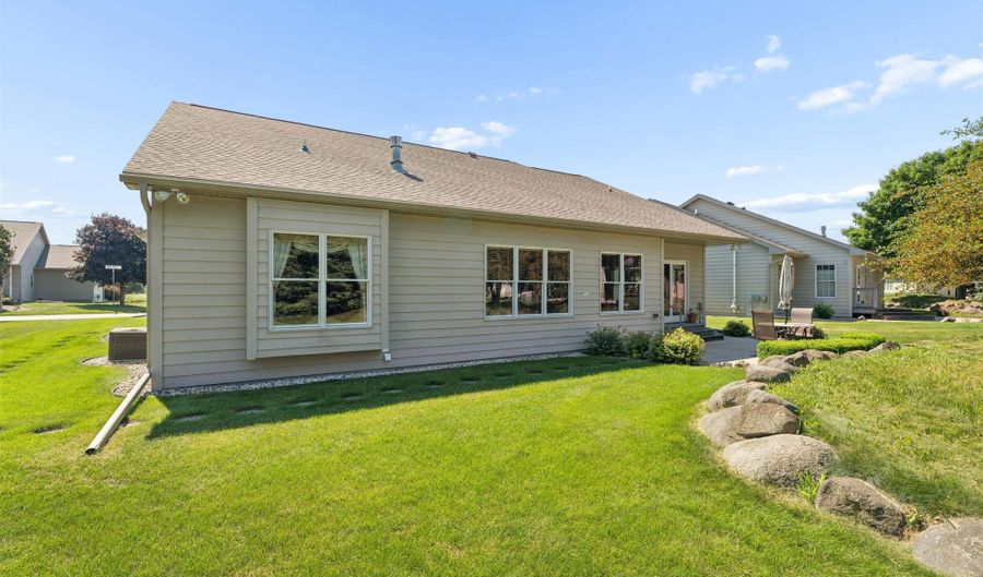 3831 N WAYSIDE Ln, Appleton, WI 54913 - 2 Beds, 2 Bath