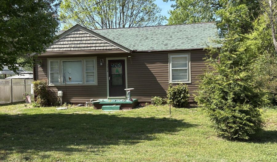 1212 Jones St, Athens, TN 37303 - 2 Beds, 1 Bath