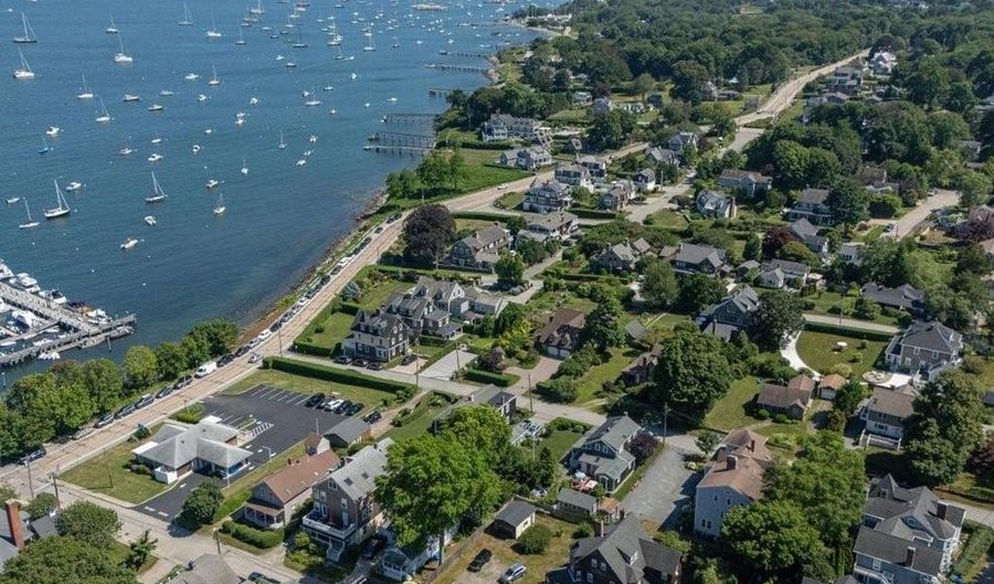 20 Lincoln St, Jamestown, RI 02835 - 8 Beds, 9 Bath