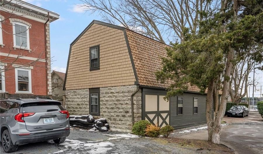 31 Bridge St B, Newport, RI 02840 - 2 Beds, 2 Bath