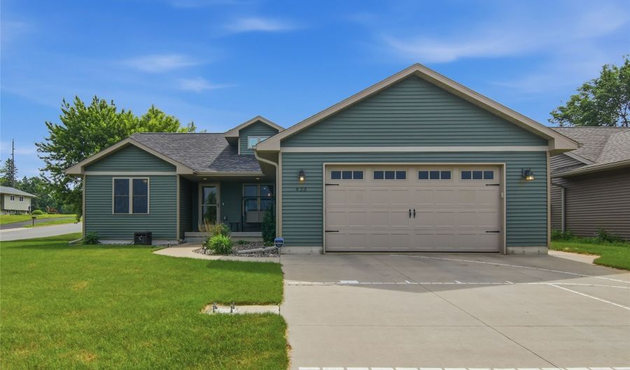 623 Autumn Dr, Altoona, WI 54720 - 4 Beds, 3 Bath