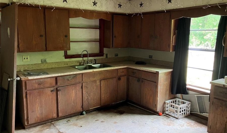 1015 Fisher St, Sulphur Springs, TX 75482 - 2 Beds, 2 Bath
