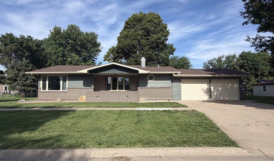 330 Fairview Dr, Aurora, NE 68818 - 4 Beds, 3 Bath