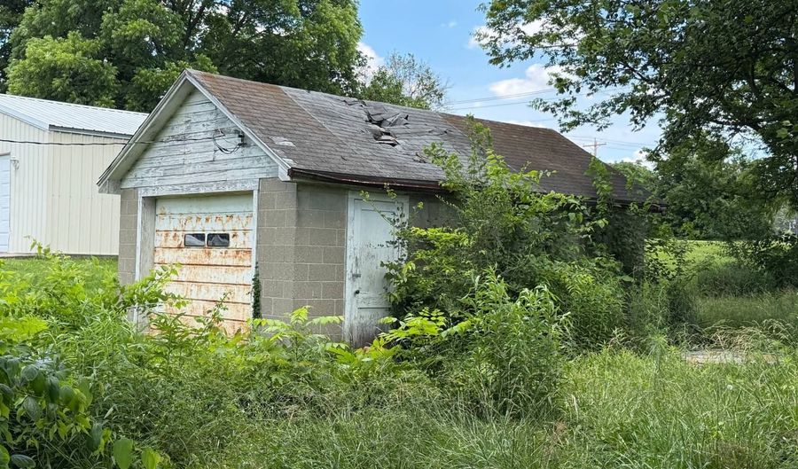 222 S 5th St, Albion, IL 62806 - 2 Beds, 1 Bath
