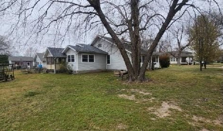 1607 Washington Ave, Baxter Springs, KS 66713 - 4 Beds, 3 Bath