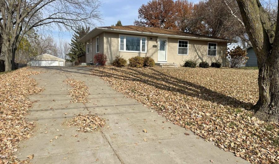 2806 W 47TH St, Davenport, IA 52806 - 4 Beds, 2 Bath