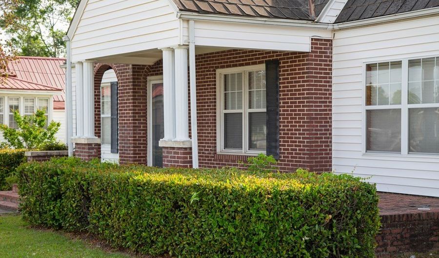 298 S Main St, Baxley, GA 31513 - 3 Beds, 2 Bath