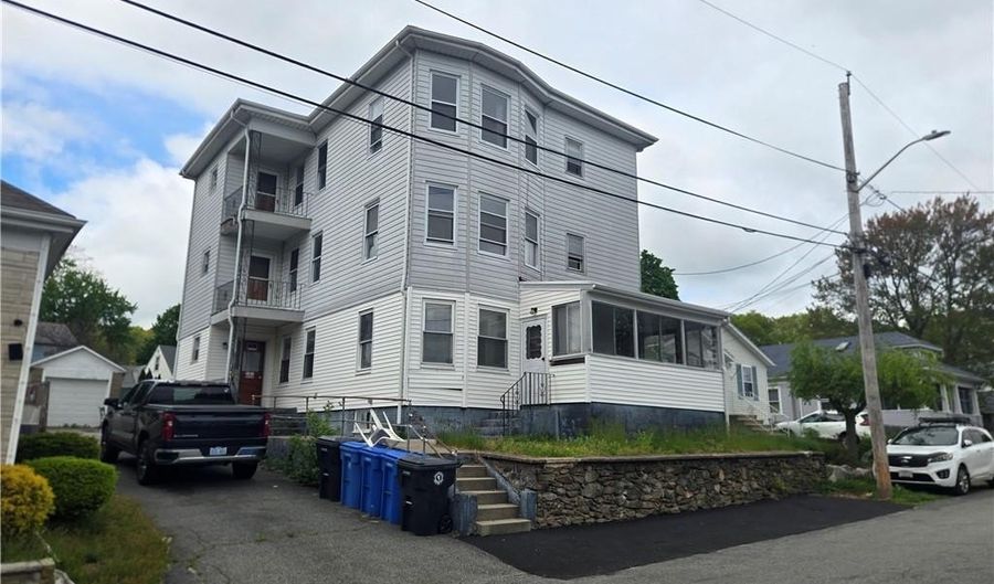 30 Cumberland St, Cumberland, RI 02864 - 9 Beds, 3 Bath