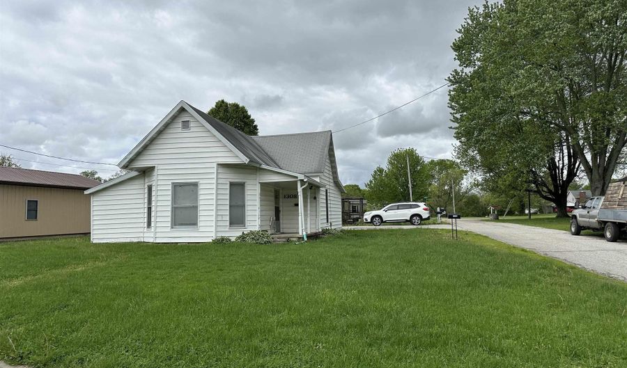 1308 S Seminary St, Bloomfield, IN 47424 - 2 Beds, 1 Bath