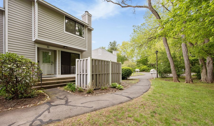 10 Ives Hill Ct 10, Cheshire, CT 06410 - 2 Beds, 3 Bath