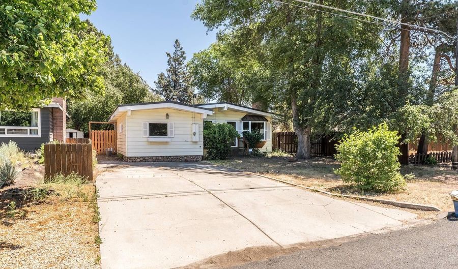 834 NE 11th St, Bend, OR 97701 - 3 Beds, 2 Bath