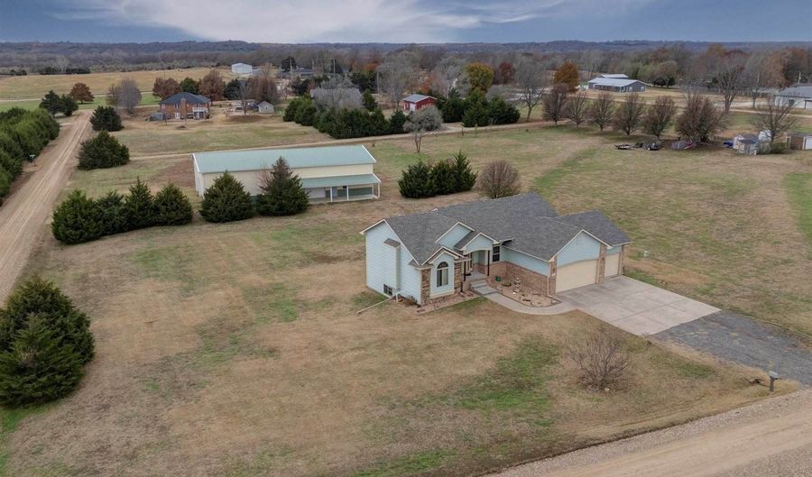 10307 Quail Ln, Arkansas City, KS 67005 - 4 Beds, 3 Bath