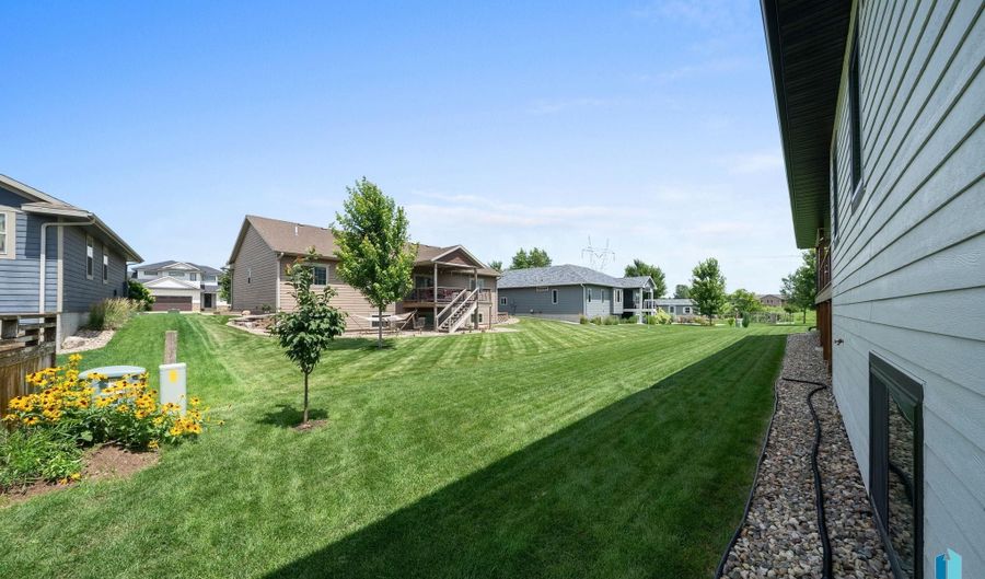 2820 E Daybreak Cir, Brandon, SD 57005 - 5 Beds, 3 Bath