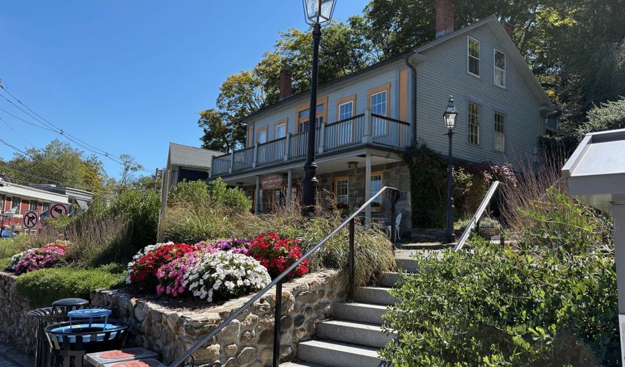 15 Liberty St, Chester, CT 06412 - 4 Beds, 5 Bath