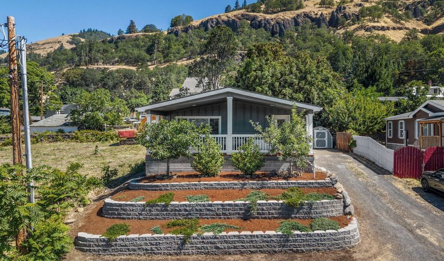 308 E HUMBOLDT St, Bingen, WA 98605 - 3 Beds, 2 Bath