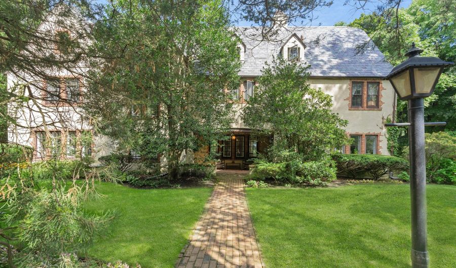 13 Serpentine Dr, Middletown, NJ 07748 - 7 Beds, 5 Bath