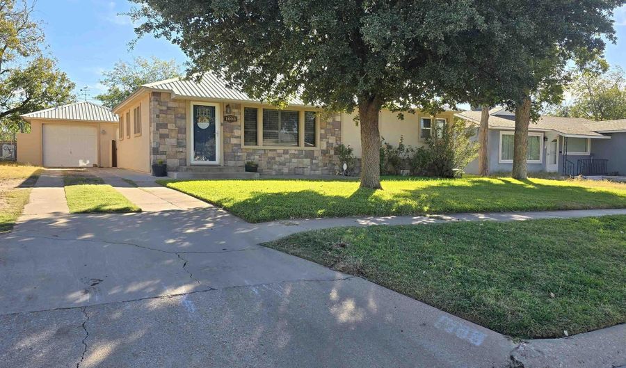 1008 Albert St, Carlsbad, NM 88220 - 3 Beds, 2 Bath